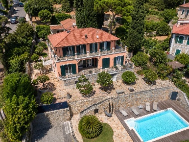 Foto Villa unifamiliare a Bordighera Zona Collinare di 380 m² con 20 locali