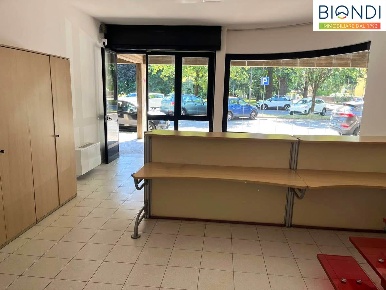 Foto Negozio in Via Piemonte, Torre Boldone Centro di 72 m² con 2 locali