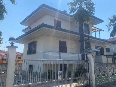Foto Villa bifamiliare a Vigevano Corso Torino di 200 m² con 10 locali