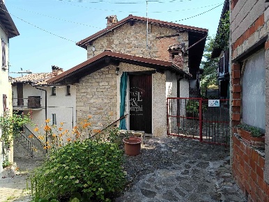 Foto Villa bifamiliare a Varzi di 324 m² con 10 locali in vendita