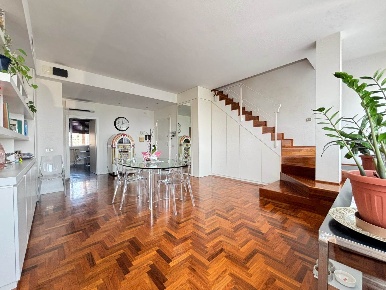 Foto Appartamento a Prato Repubblica di 316 m² con 8 locali in vendita