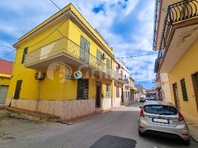 Foto Casa indipendente a Avola Centro di 160 m² con 9 locali in vendita