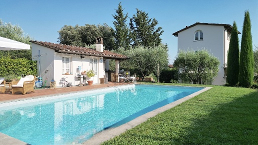 Foto Casale a Lucca di 250 m² con 8 locali in vendita