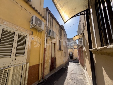 Foto Casa indipendente in Vico Taro 8, Noto Centro di 88 m² con 3 locali