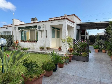 Foto Villa singola a Siracusa Fontane Bianche di 80 m² con 4 locali