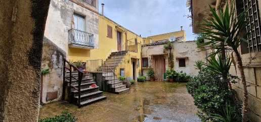 Foto Appartamento in Via Garibaldi 28, Ferla di 75 m² con 4 locali