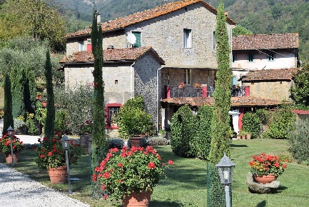Foto Rustico in loc. Fronzola 3, Bagni di Lucca di 300 m² con 14 locali