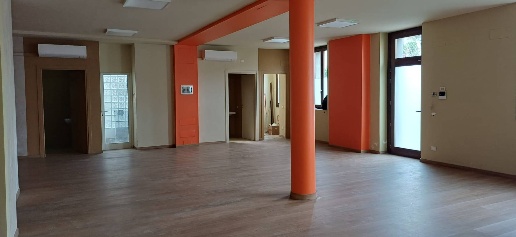Foto Locale commerciale in Cavour 20, Bernareggio Centro di 152 m²