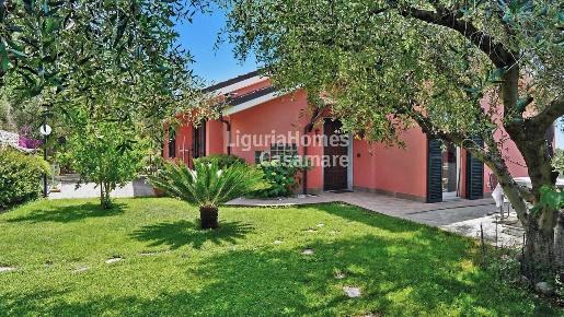 Foto Villa unifamiliare in Salita Costa Rossa, Imperia di 187 m² in vendita