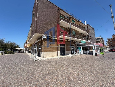 Foto Locale commerciale in Piazza Ungheria, Pomezia Torvaianica - Centro