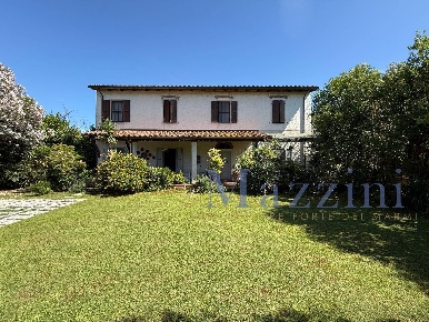 Foto Rustico in via degli olmi, Pietrasanta di 187 m² con 10 locali
