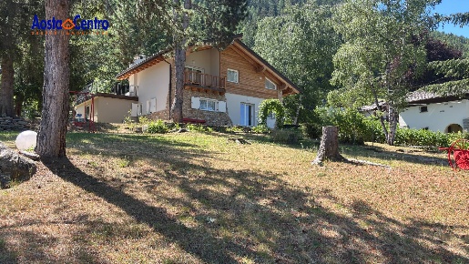 Foto Villa unifamiliare in Frazione Pila, Gressan di 215 m² con 6 locali