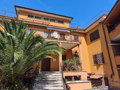 Foto Appartamento in Via Roma, Mentana Centro di 94 m² con 3 locali