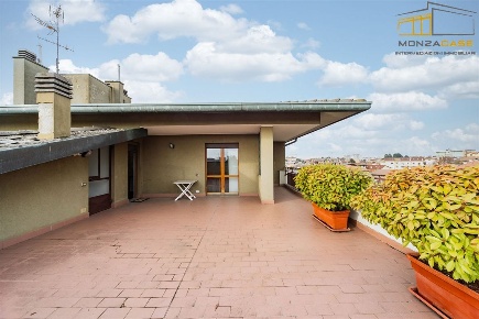 Foto Attico in Via Trieste, Lissone Via Monza di 170 m² con 4 locali
