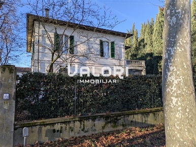 Foto Casa indipendente in Viale Stradone, Faenza di 486 m² con 8 locali