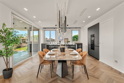 Foto Attico a Desenzano del Garda di 300 m² con 5 locali in vendita