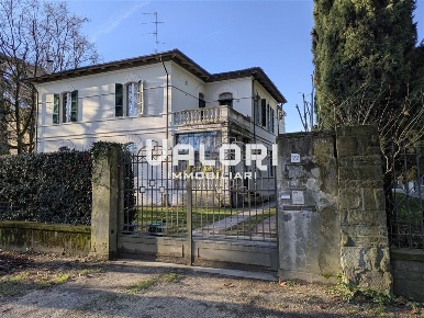 Foto Villa bifamiliare in Viale Stradone, Faenza di 486 m² con 8 locali