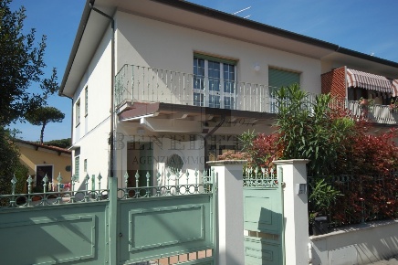 Foto Appartamento in Via Palestro 99, Pietrasanta di 100 m² con 5 locali
