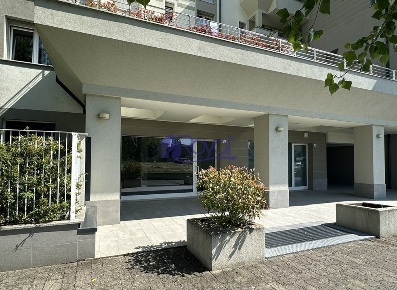 Foto Locale commerciale a Canegrate di 80 m² con 2 locali in vendita