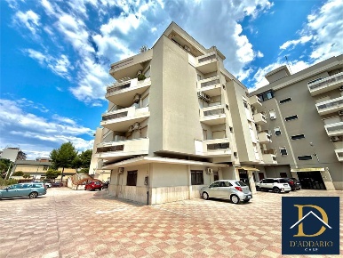 Foto Locale commerciale in Via Venezia Giulia, Taranto di 100 m² in vendita