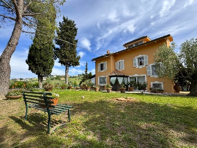 Foto Villa unifamiliare in Contrada Parete, Fermo Centro di 293 m²