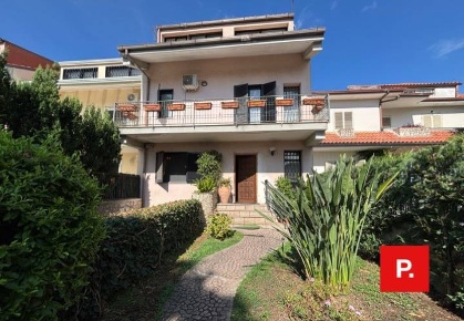 Foto Villa a schiera in via martiri di caiazzo 28, Caserta Ercole di 240 m²