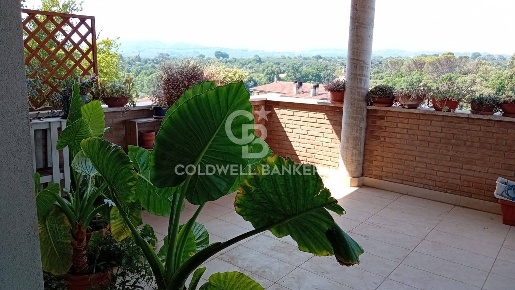 Foto Appartamento in Via G. Marconi, Sutri Centro di 110 m² con 4 locali