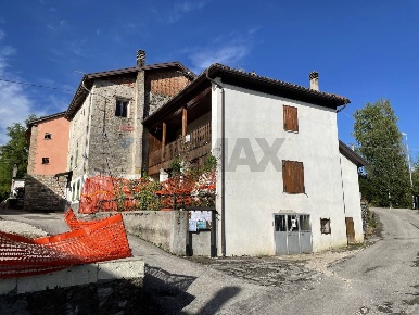 Foto Case semi ndipendenti in Via Antole 15, Belluno di 120 m² con 8 locali