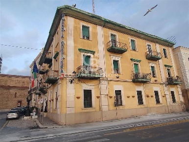 Foto Locale commerciale in Largo arcivescovado 15, Taranto di 3500 m²