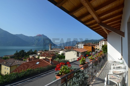 Foto Villa unifamiliare in via Ottoboni 37, Lovere di 230 m² con 9 locali