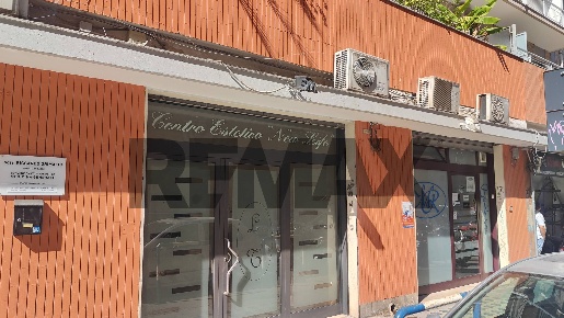 Foto Negozio in Via San Lorenzo 5d, Bari Carrassi di 40 m² con 1 locali