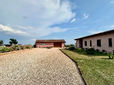 Foto Villa unifamiliare a Magliano in Toscana di 239 m² con 7 locali