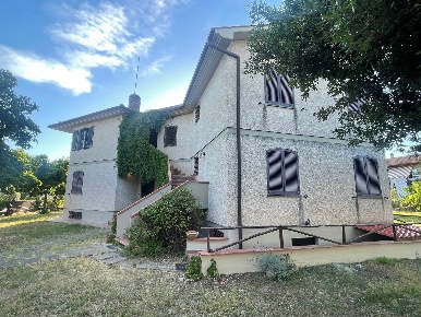 Foto Villa bifamiliare a Roccastrada Ribolla di 456 m² con 10 locali