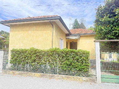Foto Villa unifamiliare in Via Pessone  10, Varallo Pombia Centro di 150 m²