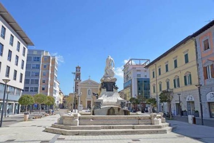 Foto Capannone industriale a Cecina Cecina Centro di 650 m² in affitto