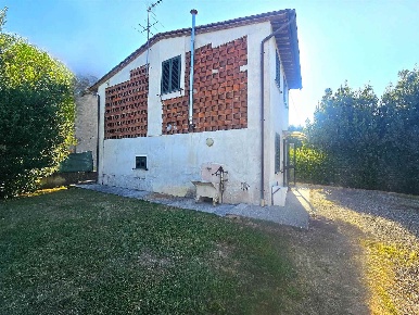 Foto Casa indipendente in via Carlo Piaggia, Capannori Centro di 108 m²