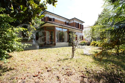Foto Villa singola in Via Ca' Rossa, Venezia Mestre di 328 m² con 7 locali