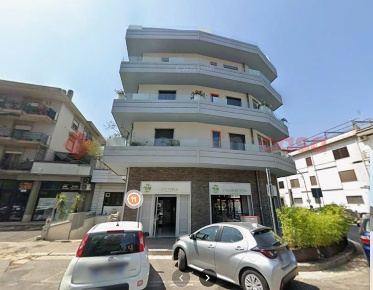 Foto Negozio in Via E. de Nicola snc, Cassino Centro di 300 m² con 2 locali