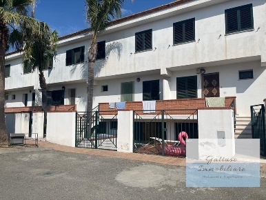 Foto Villa a schiera a Melito di Porto Salvo con 7 locali in vendita
