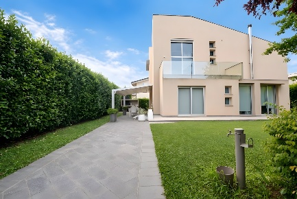 Foto Villa unifamiliare a Fucecchio Centro di 300 m² con 6 locali