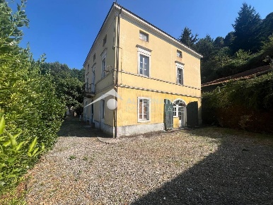 Foto Villa unifamiliare a Capannori di 274 m² con 8 locali in vendita