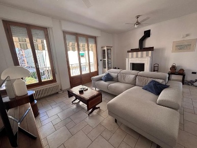 Foto Appartamento a Massa Marina di Massa Centro di 122 m² con 7 locali