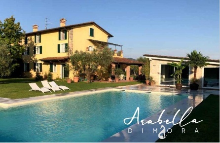 Foto Villa unifamiliare a Pietrasanta di 350 m² con 10 locali in vendita