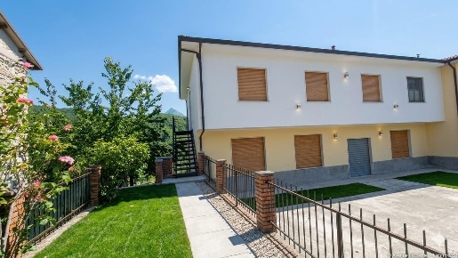 Foto Casa indipendente a Casola in Lunigiana Centro di 168 m² con 8 locali