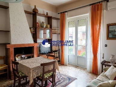 Foto Appartamento a Massa Marina di Massa Centro di 100 m² con 5 locali