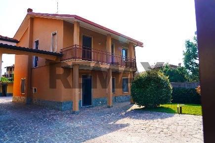 Foto Villa unifamiliare in Via Italia 5, Grezzago di 196 m² con 5 locali