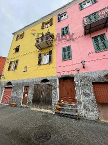 Foto Appartamento in via G cesio 38, Altare di 88 m² con 4 locali