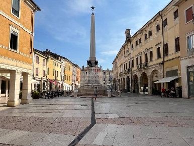 Foto Villa a schiera in PIAZZA GARIBALDI, Lonigo Centro di 273 m²