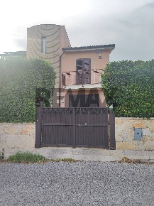 Foto Villa unifamiliare in Traversa Sinerchia 40, Siracusa di 178 m²