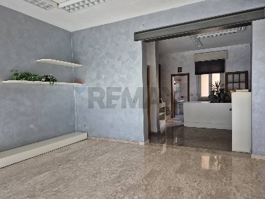 Foto Negozio in VIA MAZZINI 69, Asola di 90 m² con 2 locali in affitto